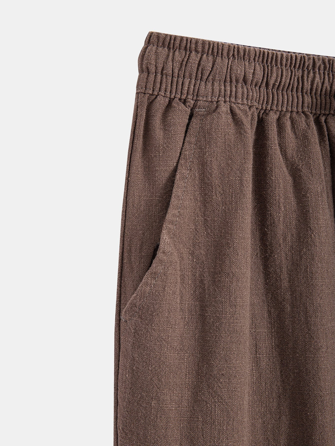 Zweiteiliges Herren Sommeroutfit mit leichtem Kurzarmhemd und langer Hose