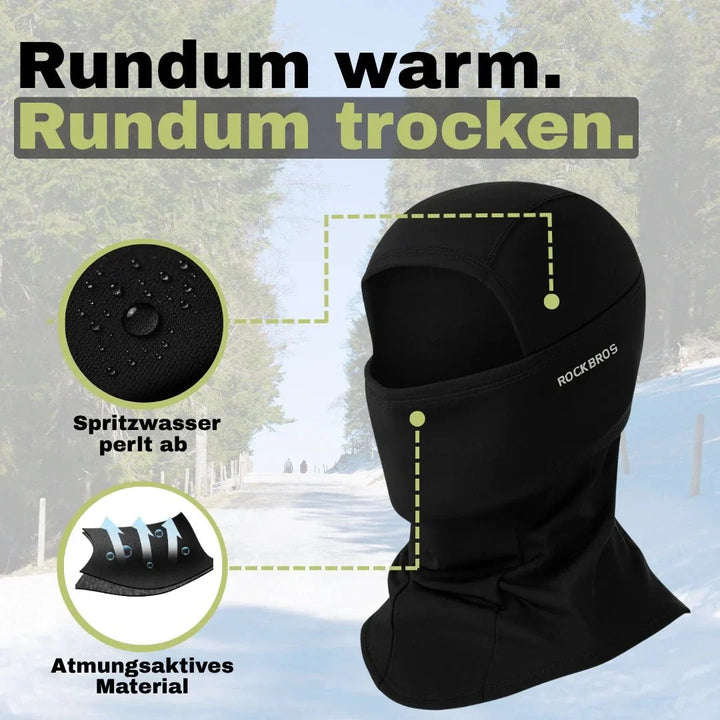 Mann trägt schwarze Fleece-Sturmhaube beim Winterradfahren; atmungsaktiver Kälteschutz für Outdoor-Sport.