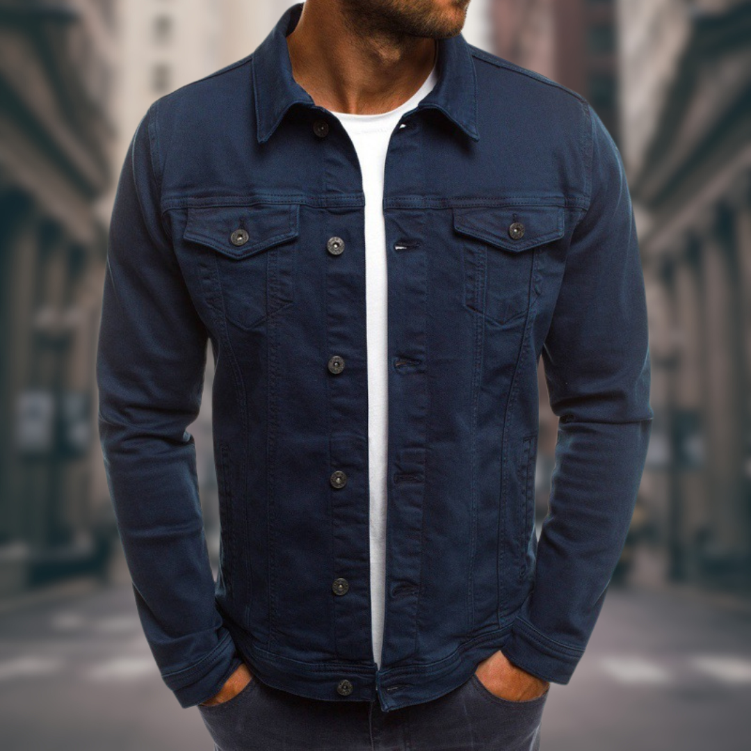 Klassische Herren Jeansjacke mit Knöpfen und Brusttaschen im Detail