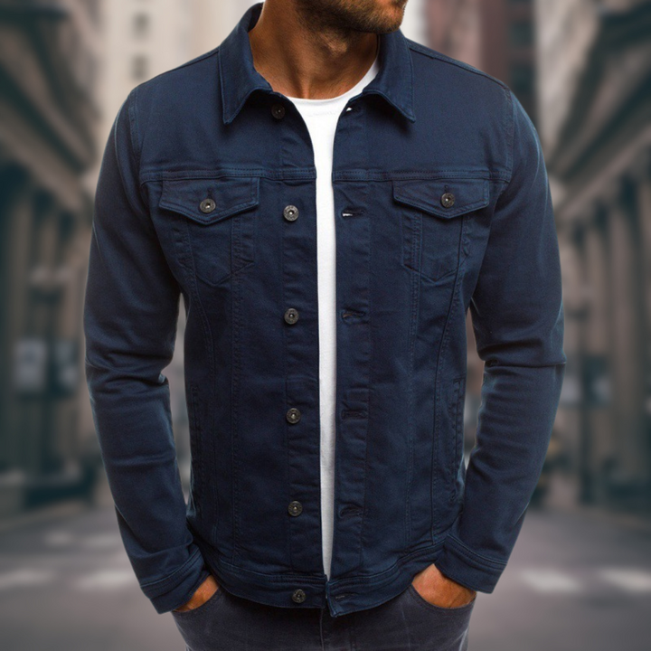 Klassische Herren Jeansjacke mit Knöpfen und Brusttaschen im Detail