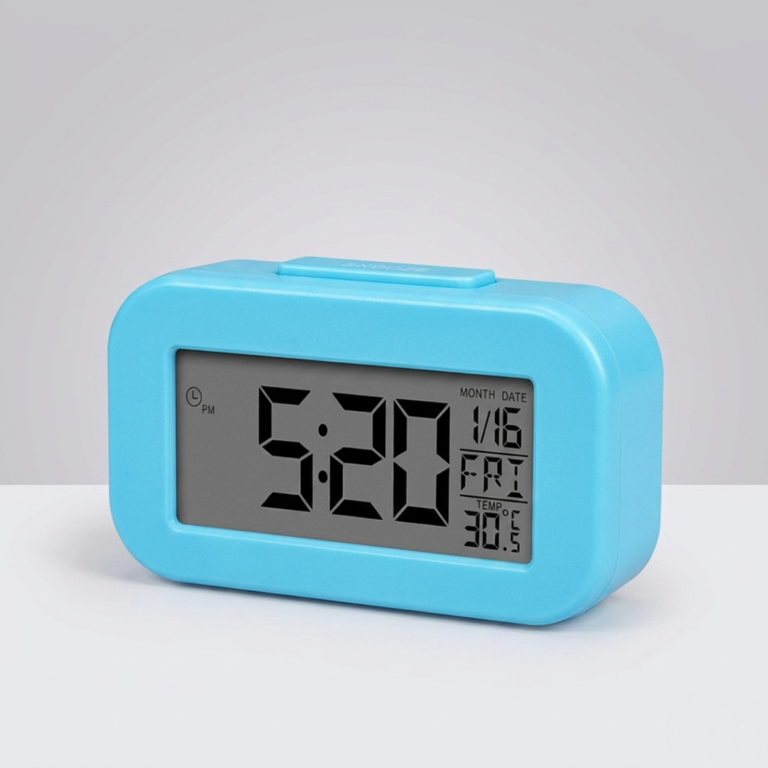 Tischuhr und digitaler LED Wecker in elegantem Design von der Seite
