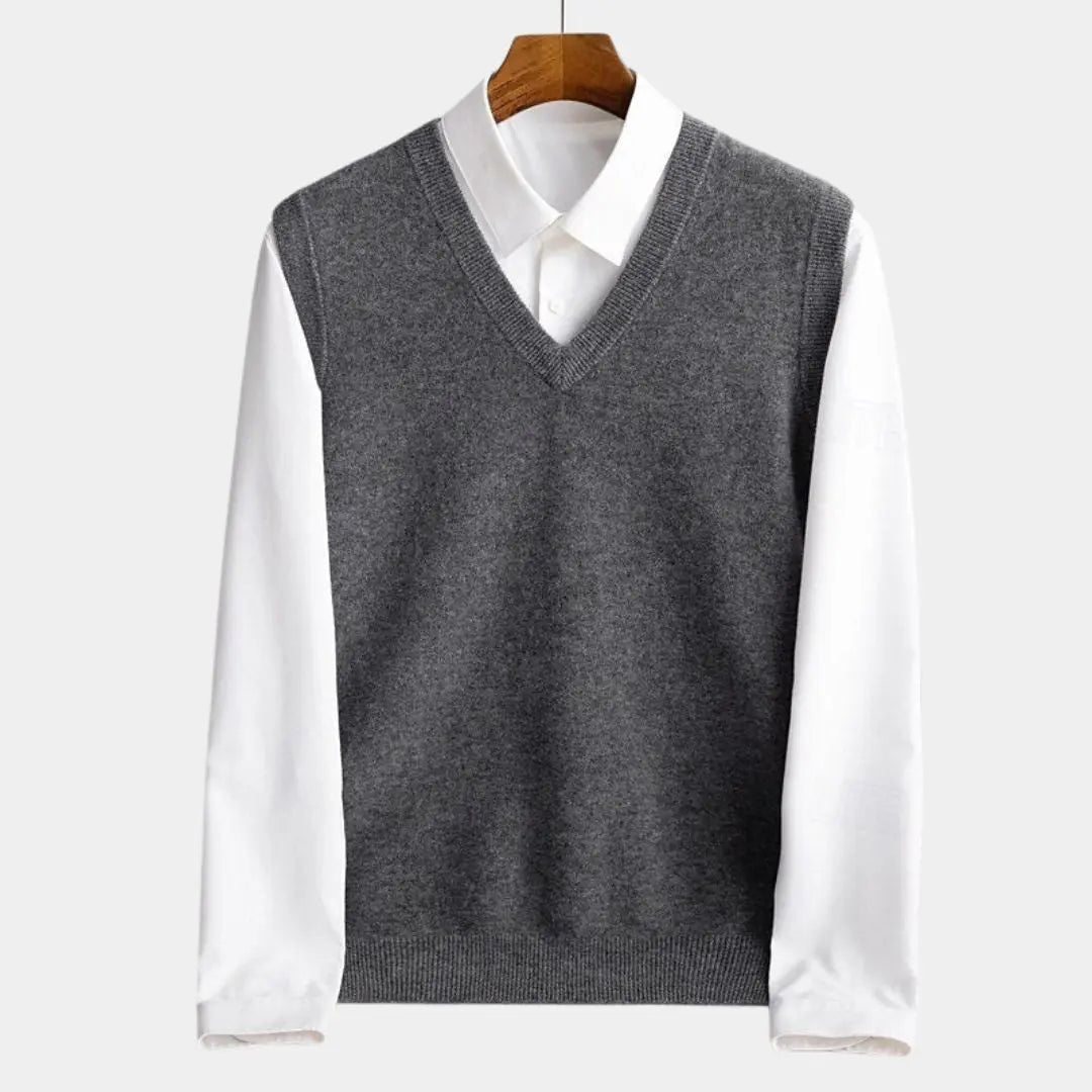 Detailaufnahme des Rippstrickbundes einer grauen Herren Strickweste