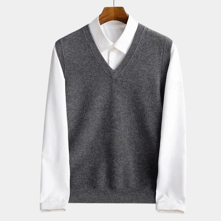 Detailaufnahme des Rippstrickbundes einer grauen Herren Strickweste