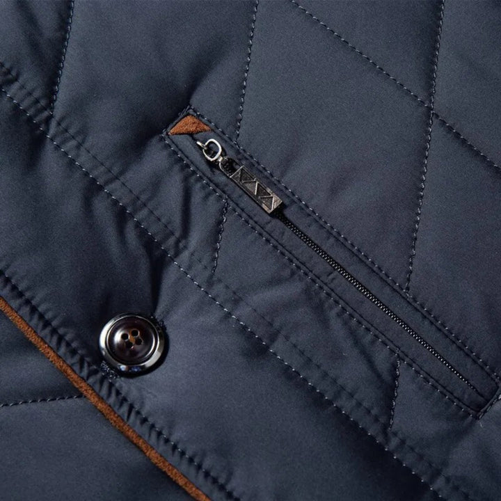 Wasserdichte Herren Winterjacke mit warmer Kapuze in Detailansicht