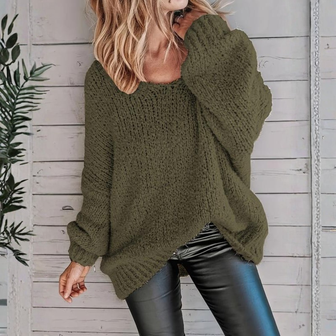 Model in grünem grobgestricktem Damenpullover mit überschnittenen Schultern