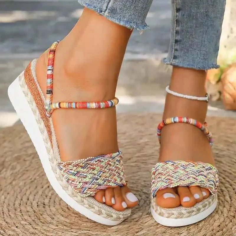 Komfortable bunte Damen Keilsandale mit ergonomischem Fußbett. Perfekte Sommerschuhe für stilvollen Tragekomfort.