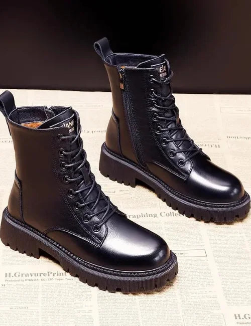 Paar schwarze Damen Winterstiefel mit robuster Profilsohle von der Seite