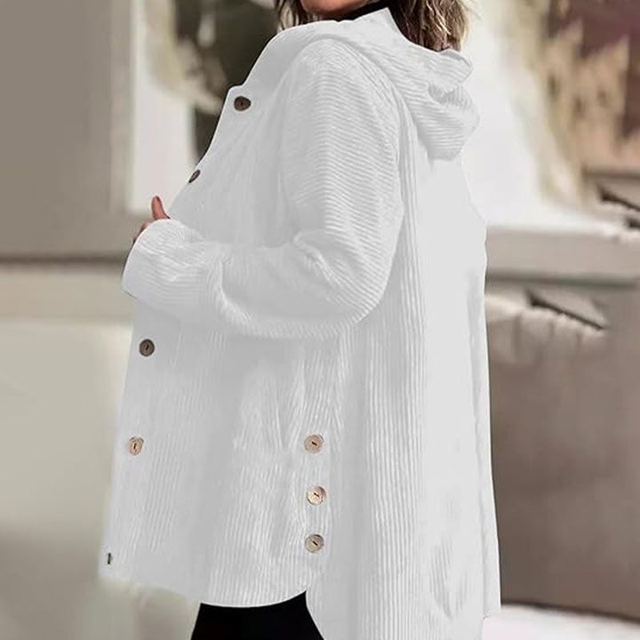 Frau trägt eine weiße Damen Kapuzenjacke im Vintage-Stil von der Seite