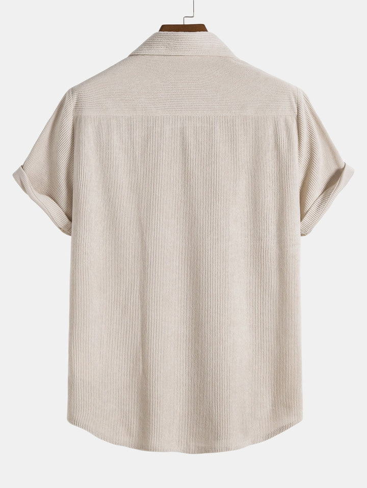 Casual Sommer Outfit für Herren bestehend aus Hemd und Shorts