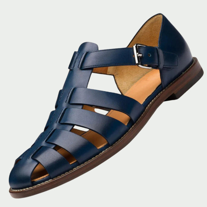 Nahaufnahme der Owen™ Sandale in Braun mit sichtbaren Riemen und Schnalle, Detailansicht der hochwertigen Verarbeitung.