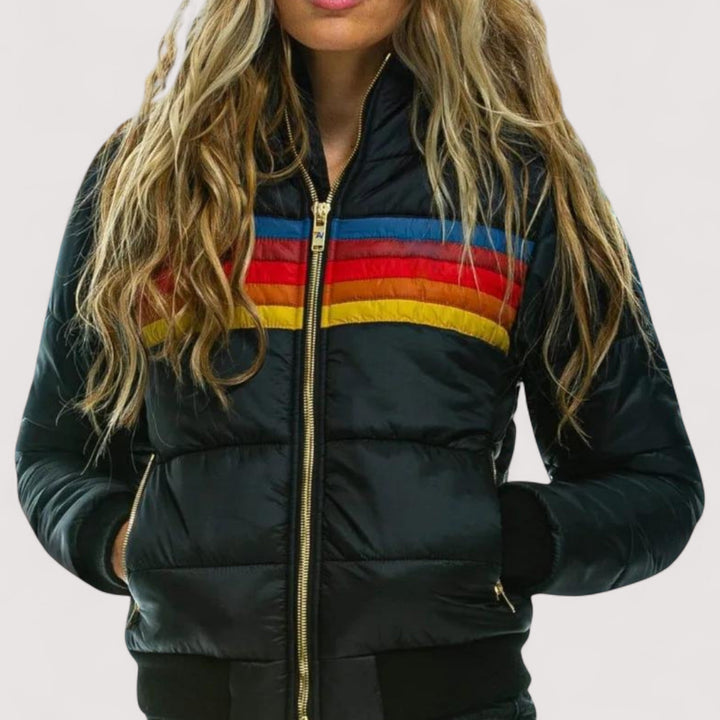 Vollständiger Look der Damen Allwetterjacke mit Kapuze und Regenschutz beim Outdoor-Einsatz