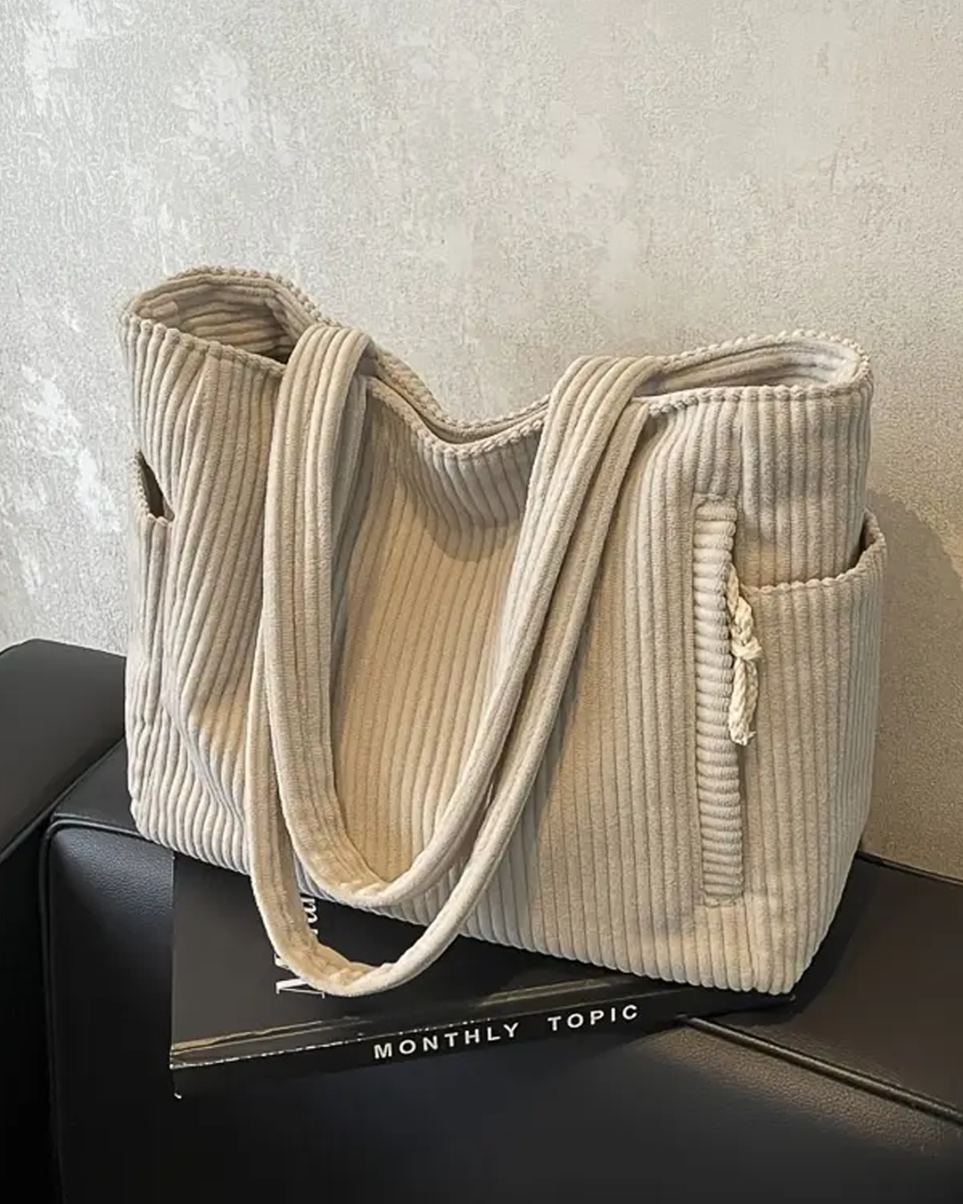 Organisierte Innenausstattung der großen Damen-Handtasche
