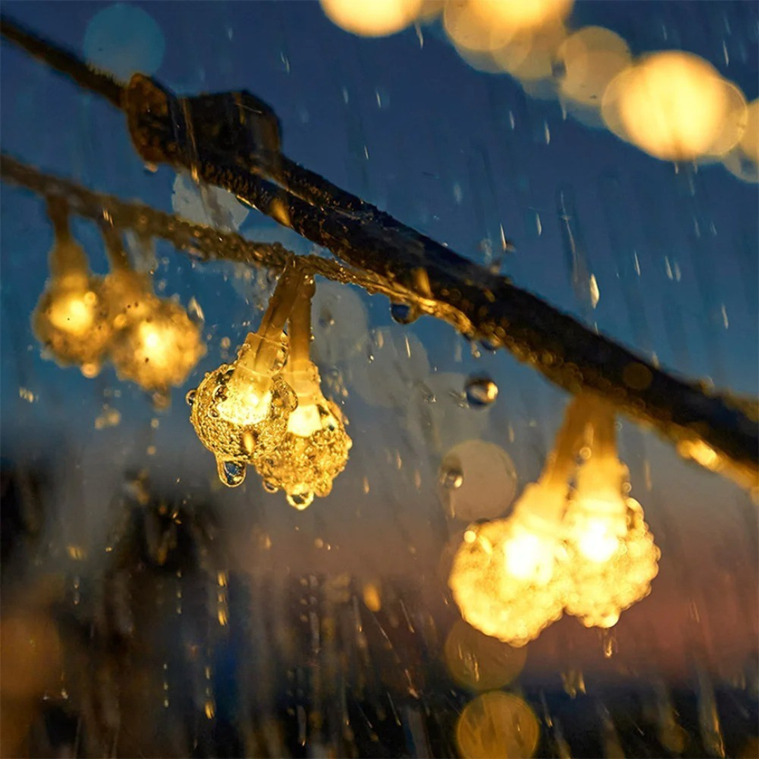 Dekoratives Deko Licht für Sommerfeste, hängend an einer Terrasse montiert