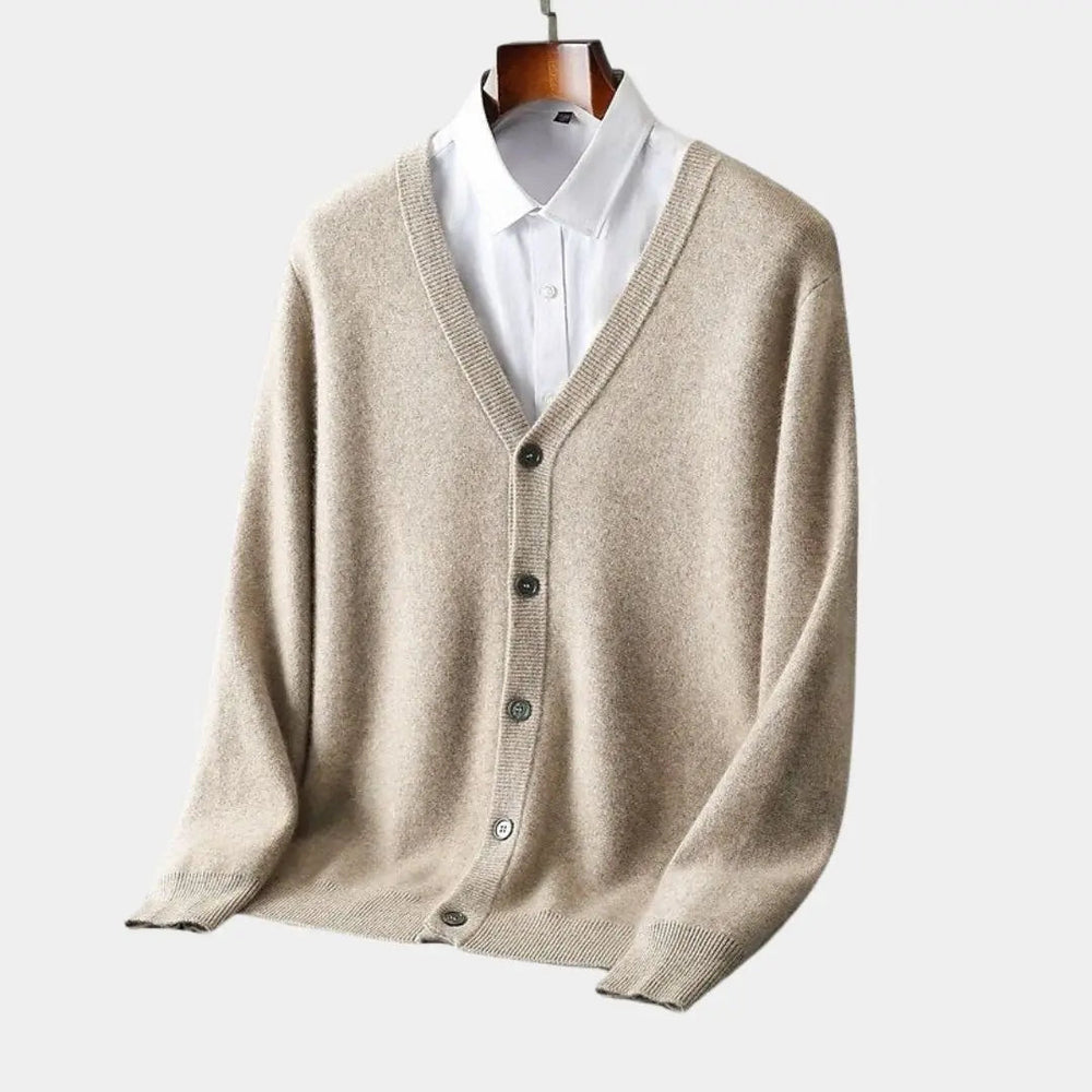 Klassischer Herren Cardigan in Khaki auf Kleiderbügel präsentiert