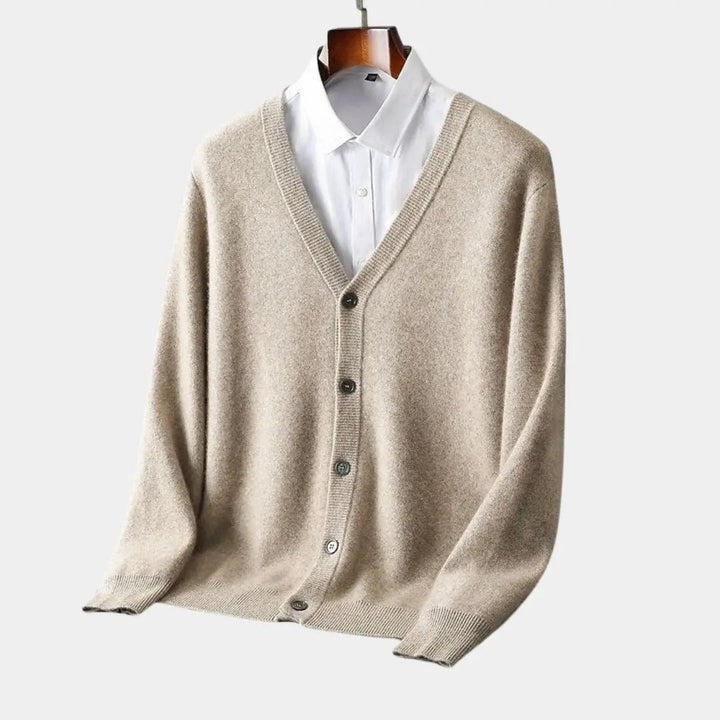 Klassischer Herren Cardigan in Khaki auf Kleiderbügel präsentiert