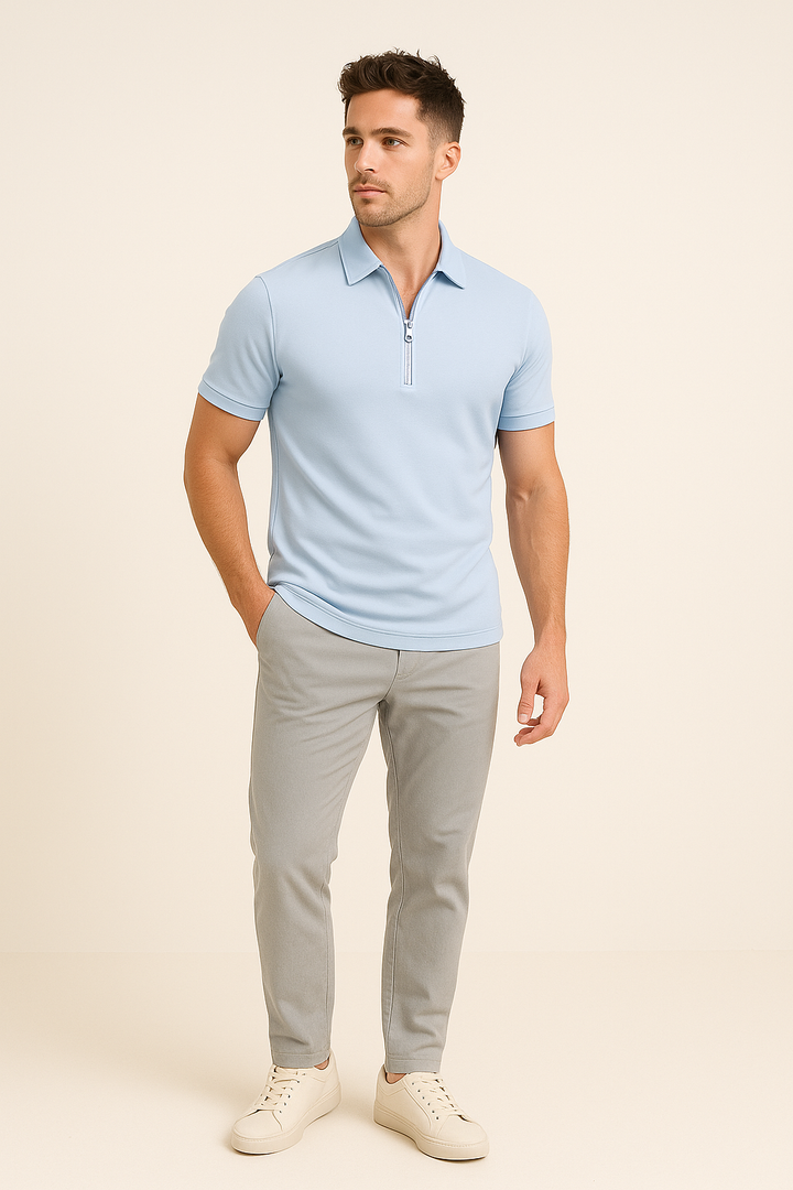 Model trägt hellblaues Herren Poloshirt Slim Fit mit Reißverschluss und grauer Hose