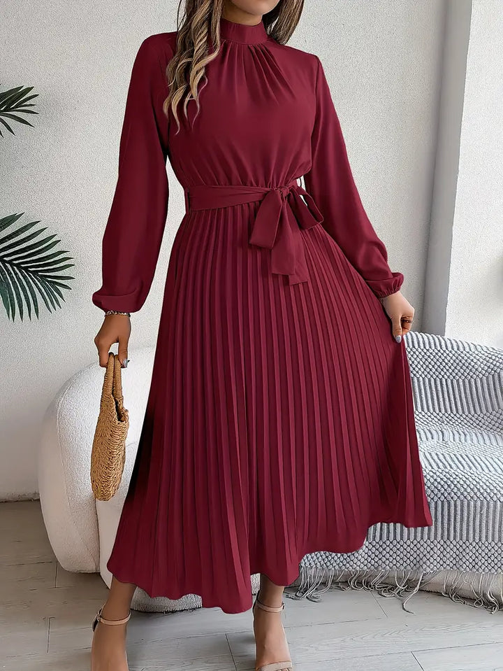 Elegantes Damen Midikleid, plissiertes Design, mit hochgeschlossenem Kragen und langen Ärmeln.