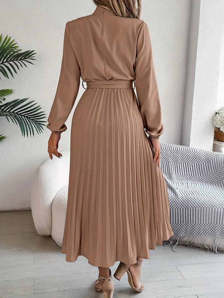 Detailaufnahme: Hoher Kragen des plissierten Damen Midikleids, elegantes Design.