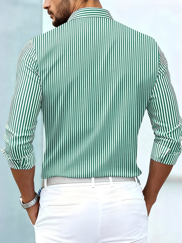 Detailaufnahme: Hochwertiges Herren Streifenhemd, Langarm, im Vintage Retro-Design. Komfortabel.