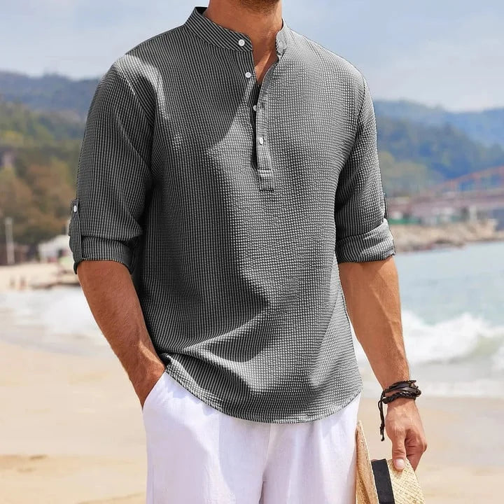 Rückansicht des schwarzen Herren Langarmshirts mit modernem Stehkragen