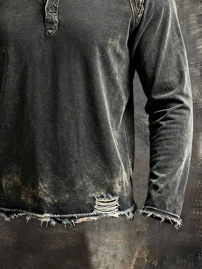 Herren Vintage Langarmshirt Schwarz 1 mit Used-Look Details und Henley-Kragen, seitliche Nahansicht.