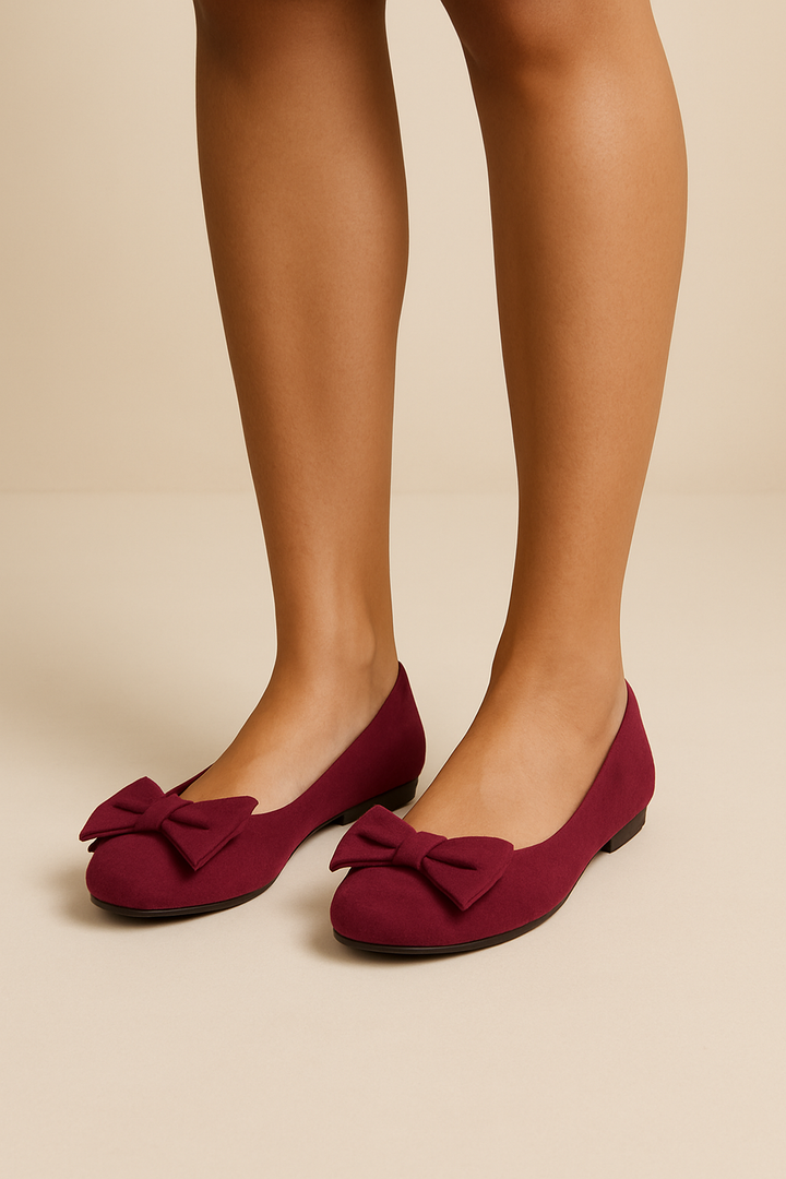 Damen Slipper in Rot mit Schleife und weicher Sohle am Fuß