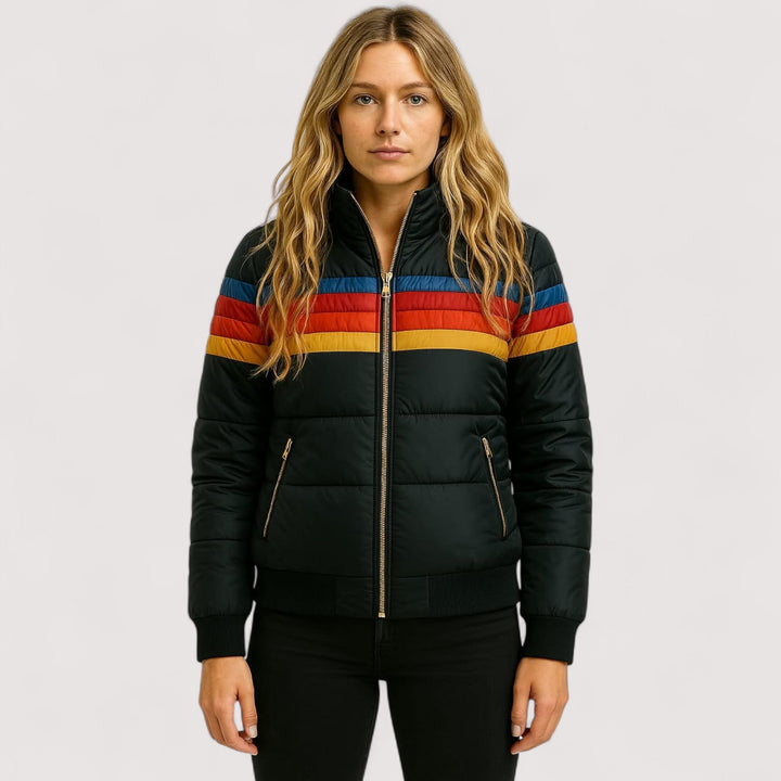 Damenmode Übergangsjacke, Rückansicht der wetterfesten Jacke mit integrierter Kapuze