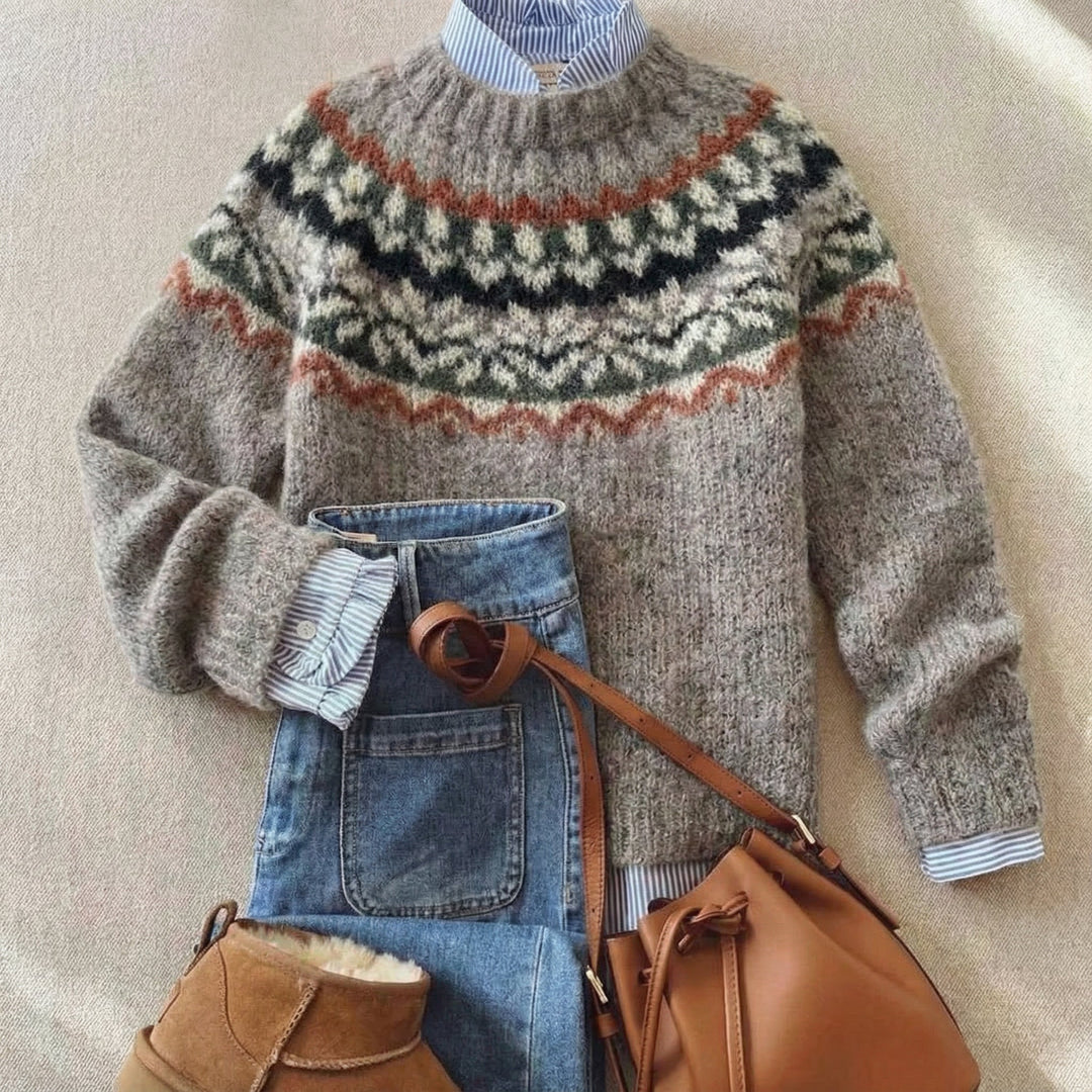 Rückansicht des warmen Damen Strickpullovers für kalte Wintertage