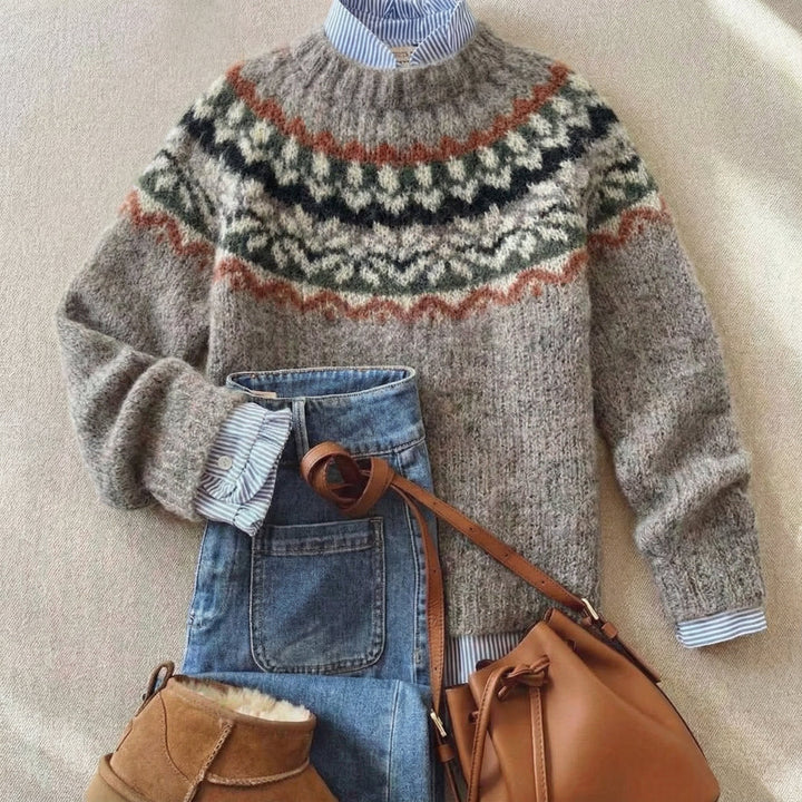 Rückansicht des warmen Damen Strickpullovers für kalte Wintertage