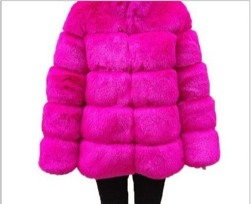 Detailaufnahme der kuscheligen Kunstpelzjacke für Damen im Winter
