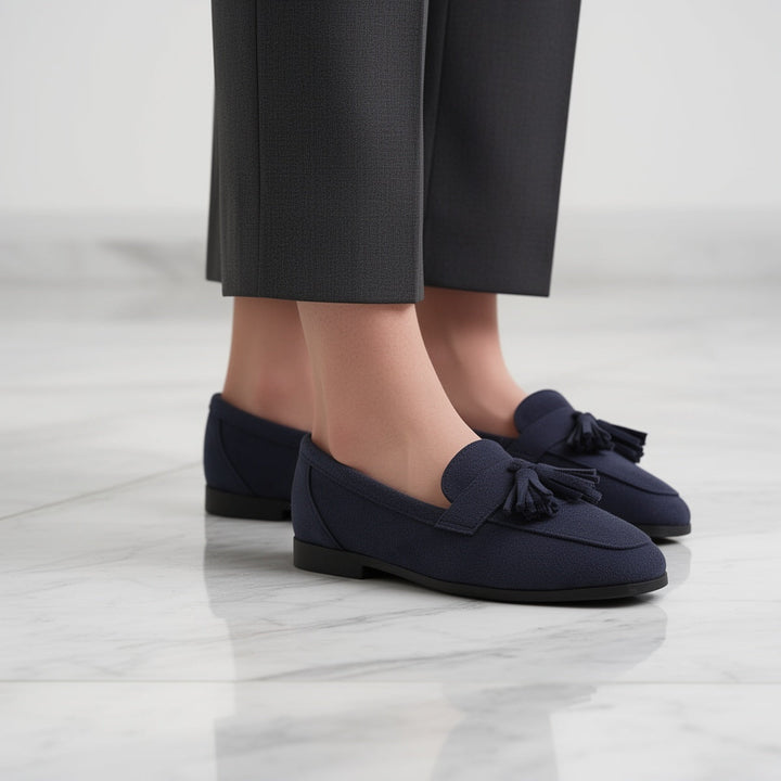 Damen Leanna Komfort-Slipper in Marineblau an den Füssen