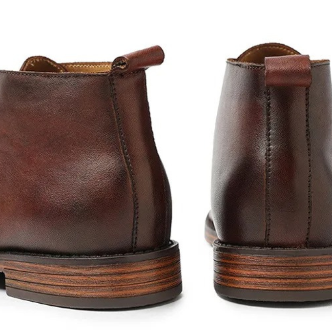 Hochwertige braune Herren Stiefel, elegantes Leder-Finish, bequem und langlebig für Business-Anlässe.