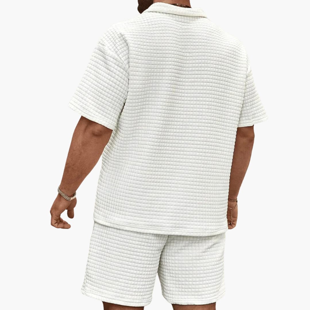 Atmungsaktives Sommer Outfit für Herren mit Kurzarm Shirt und kurzen Hosen