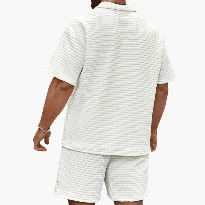 Atmungsaktives Sommer Outfit für Herren mit Kurzarm Shirt und kurzen Hosen