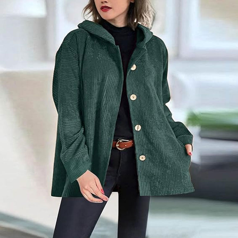 Frau im Profil präsentiert eine grüne Damen Kapuzenjacke mit Knöpfen