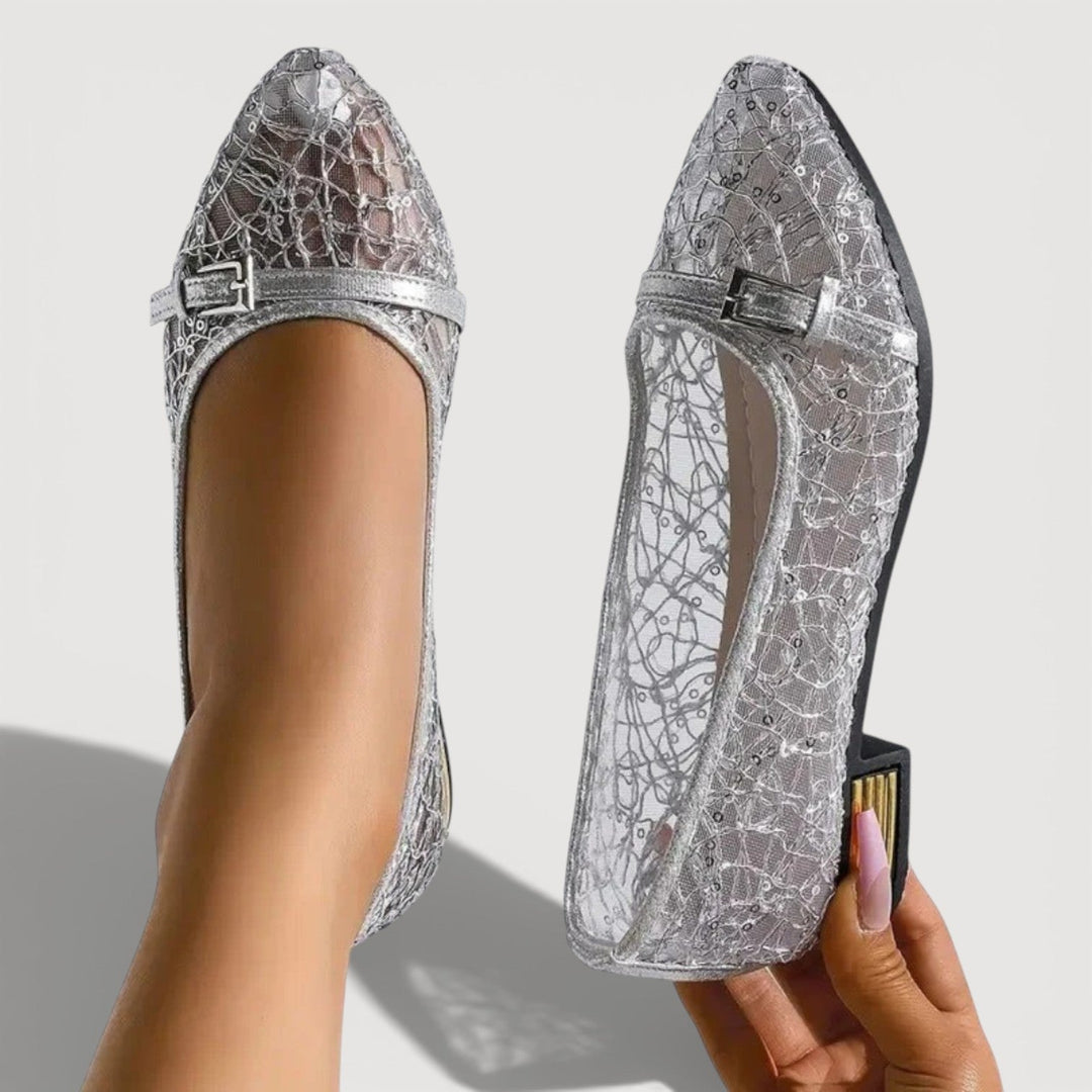 Damen Halbschuh in Silber mit eleganter spitzer Form und schimmernder Optik
