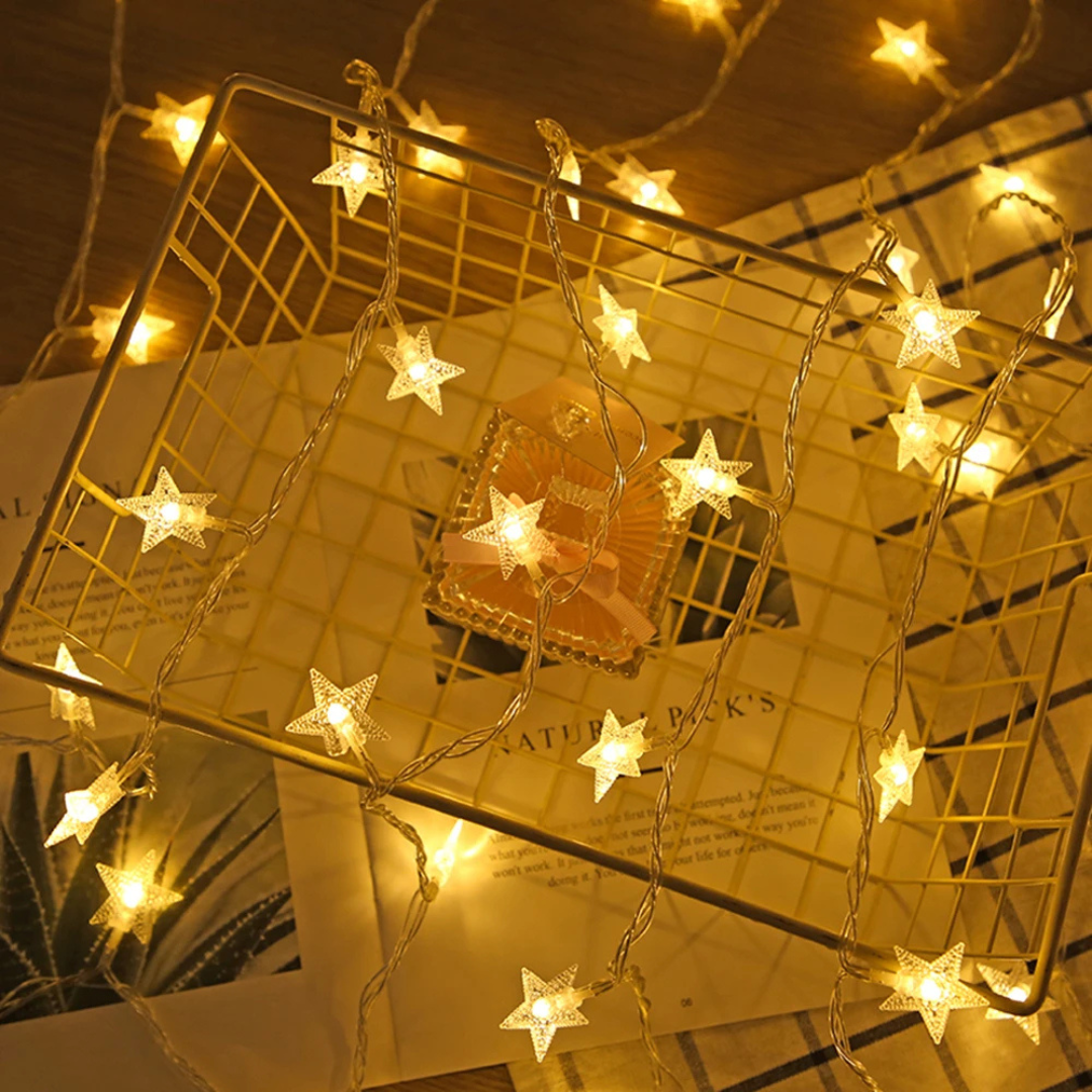 Nahaufnahme der leuchtenden sternförmigen LEDs auf einer Unterlage