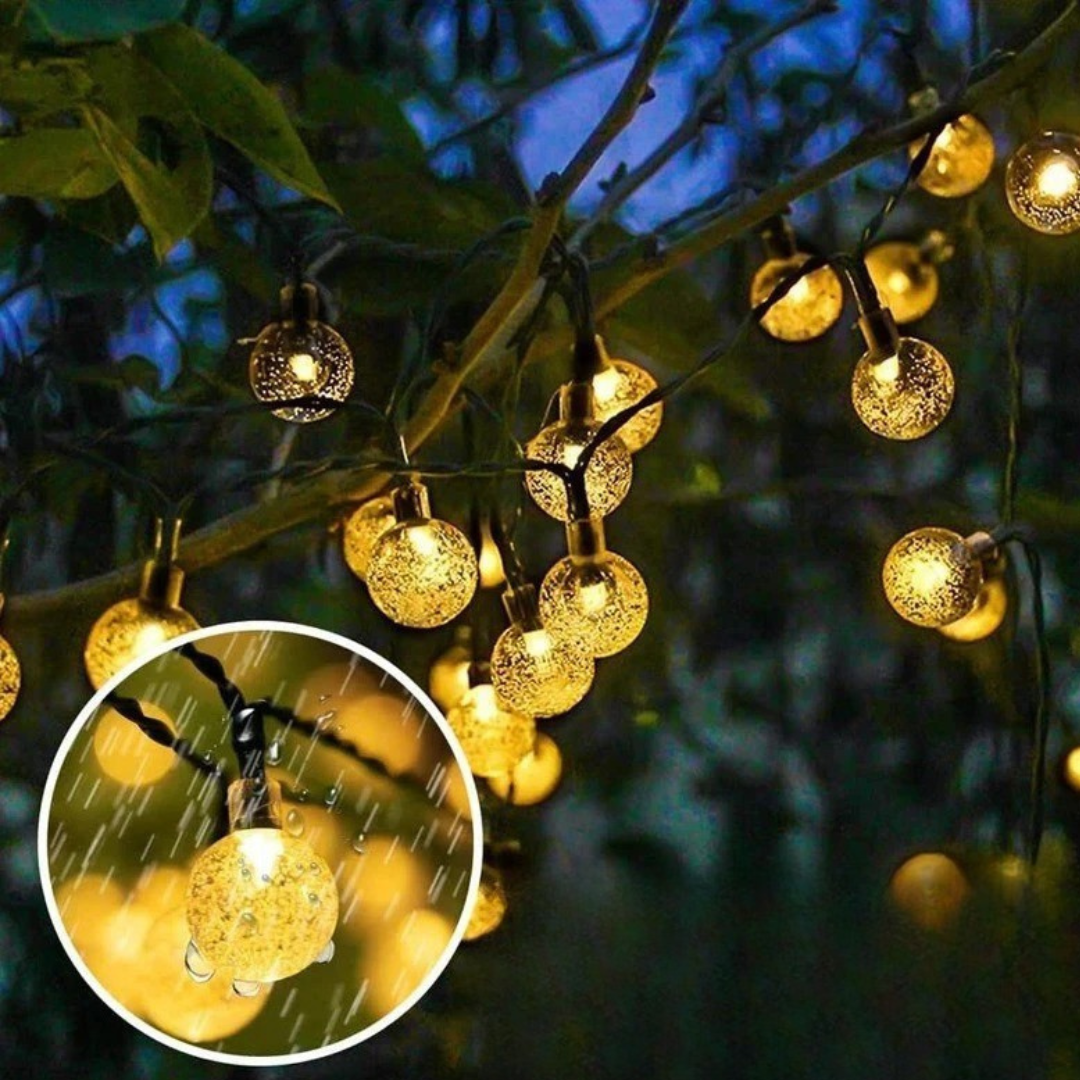 Wetterfeste Gartenlichter im Einsatz bei Regen an einem Baum