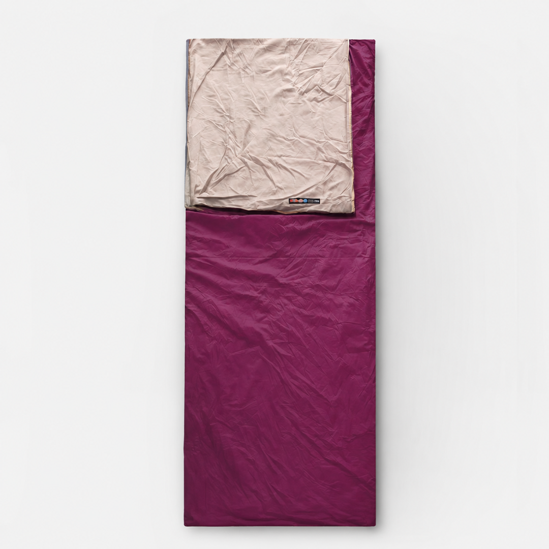 Detailansicht des Reißverschlusses am blauen Outdoor-Schlafsack