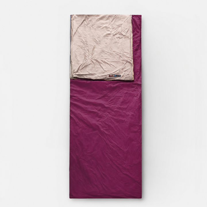 Detailansicht des Reißverschlusses am blauen Outdoor-Schlafsack