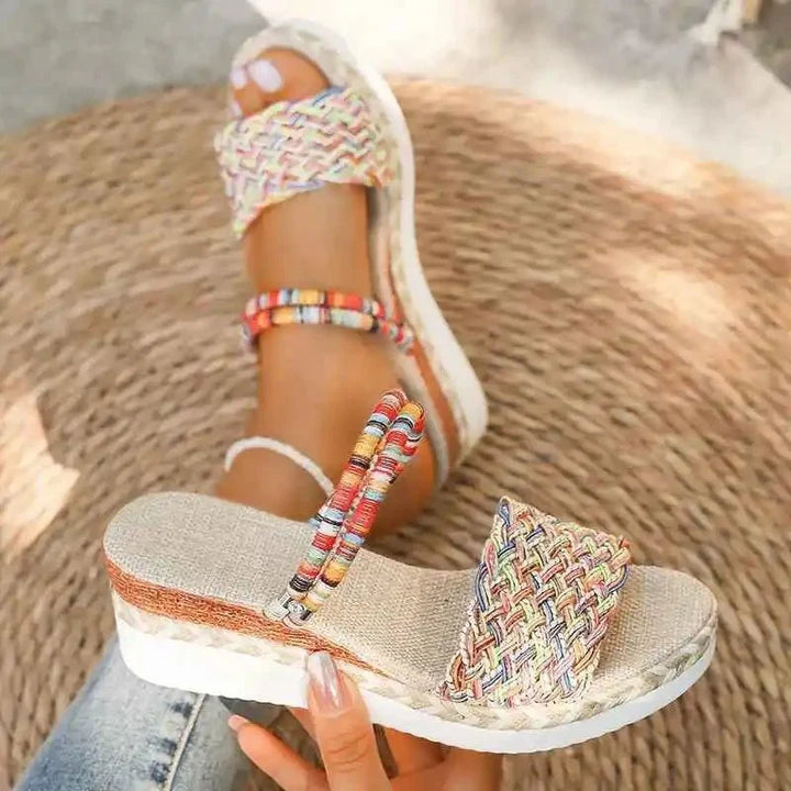 Ergonomische Damen Keilsandale mit weichem Fußbett. Bunte Komfortschuhe für entspannte Sommer- und Alltagslooks.