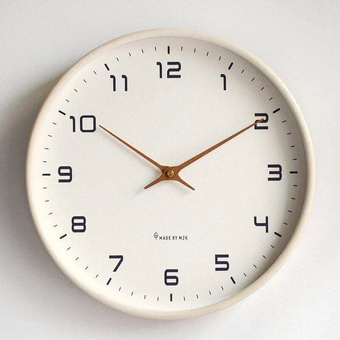 Runde Wanduhr, weißes Zifferblatt, schwarze Zahlen, goldene Zeiger, modernes Design.
