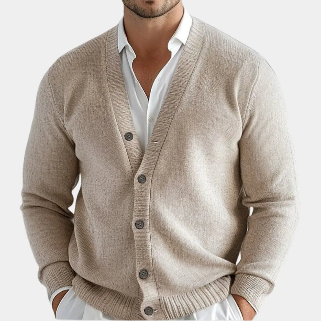 Herren Strickjacke in Khaki mit V-Ausschnitt und Knöpfen getragen