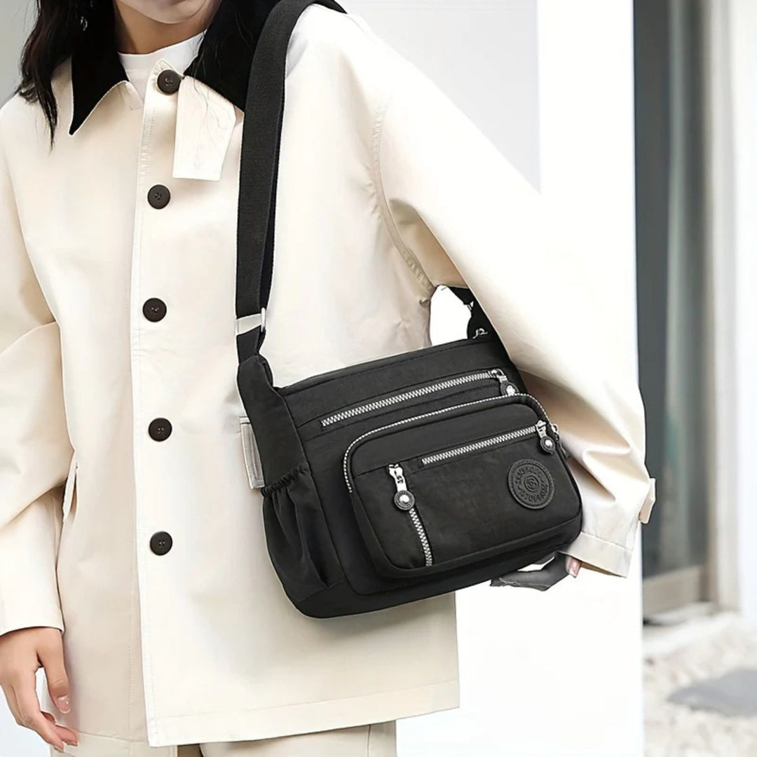 Rückseite der Damen Crossbody-Tasche mit zusätzlichem Reißverschlussfach für sichere Aufbewahrung.