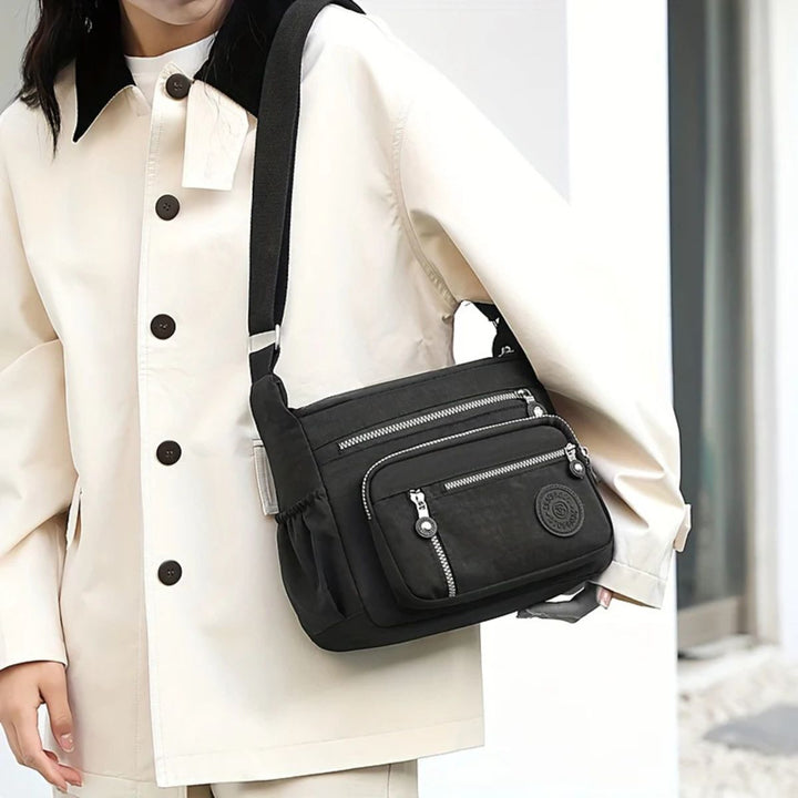 Rückseite der Damen Crossbody-Tasche mit zusätzlichem Reißverschlussfach für sichere Aufbewahrung.