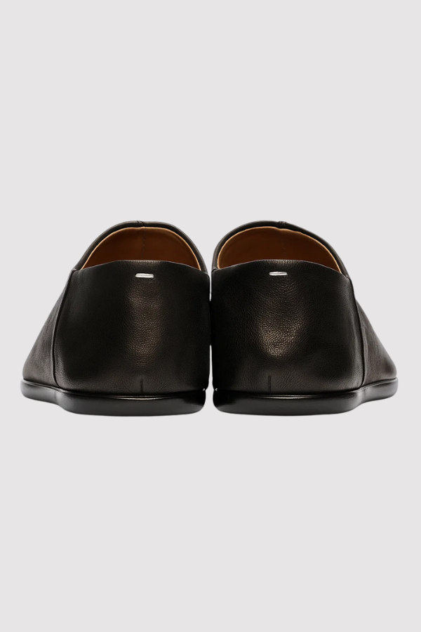 Mann trägt komfortable Herren Tabi Slipper mit gespaltenen Zehen. Ideal für modernen Look.
