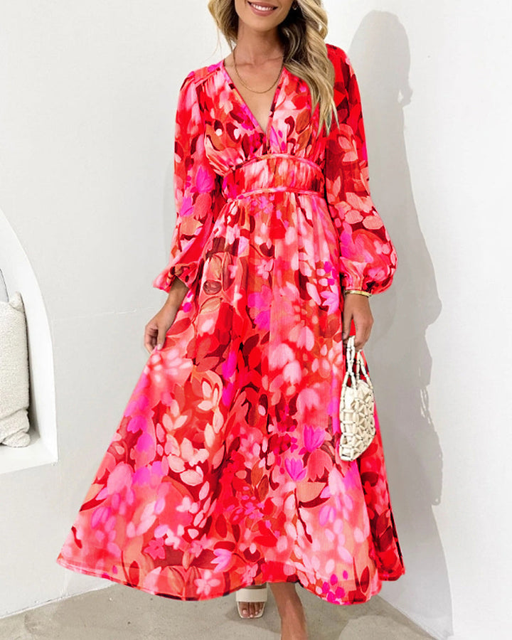 Nahaufnahme des floralen Musters vom eleganten Damen Maxikleid