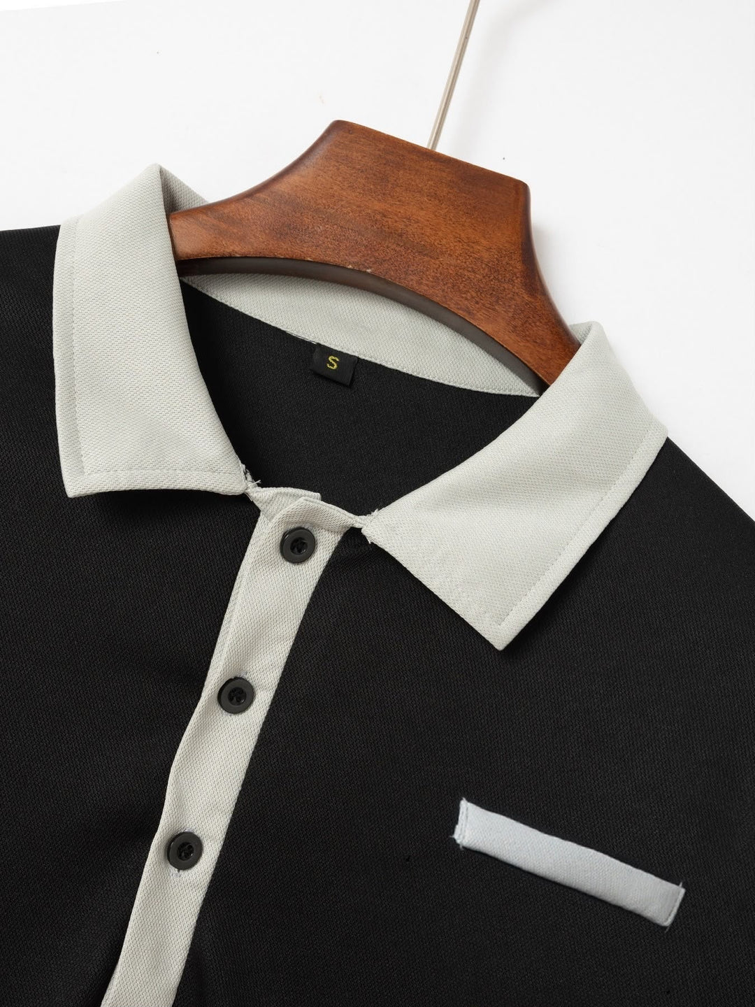 Vielseitiges Herren Langarm Polo mit Kontrastkragen, perfekt für Business Casual und Freizeit.