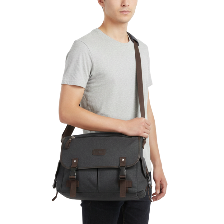 Schwarze Canvas Messenger Tasche für Laptops im Studio-Look präsentiert