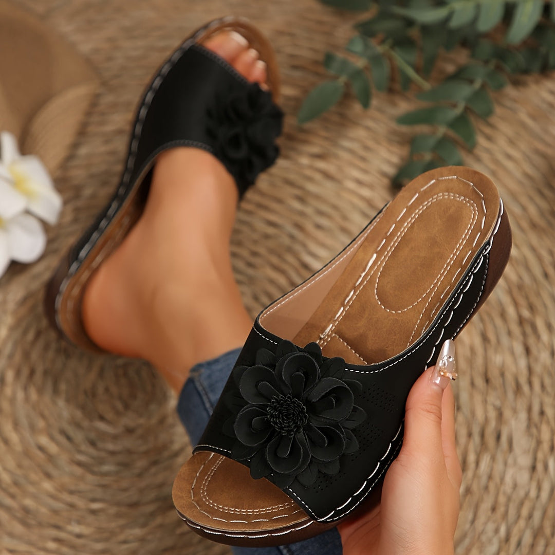 Weiße elegante orthopädische Damensandalen, Seitenansicht, perfekt für den Sommer.
